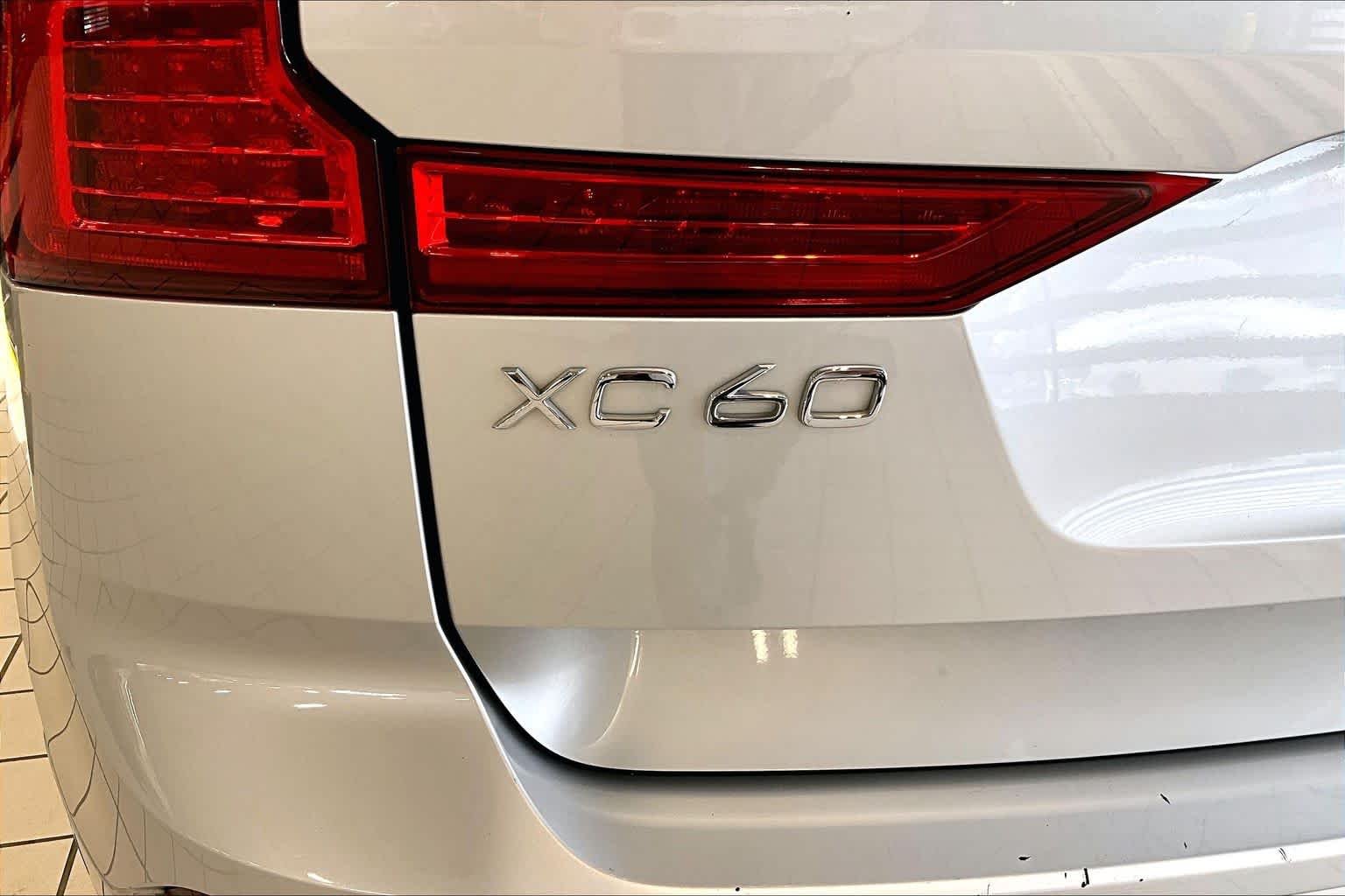 Used 2019 Bright Silver Metallic Volvo Momentum image 31
