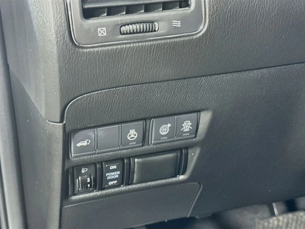 Used 2019 Black Nissan Platinum image 12