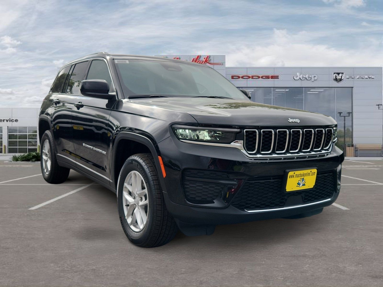 New 2026 Diamond Black Crystal Pearl-Coat Exterior Paint Jeep Laredo image 7
