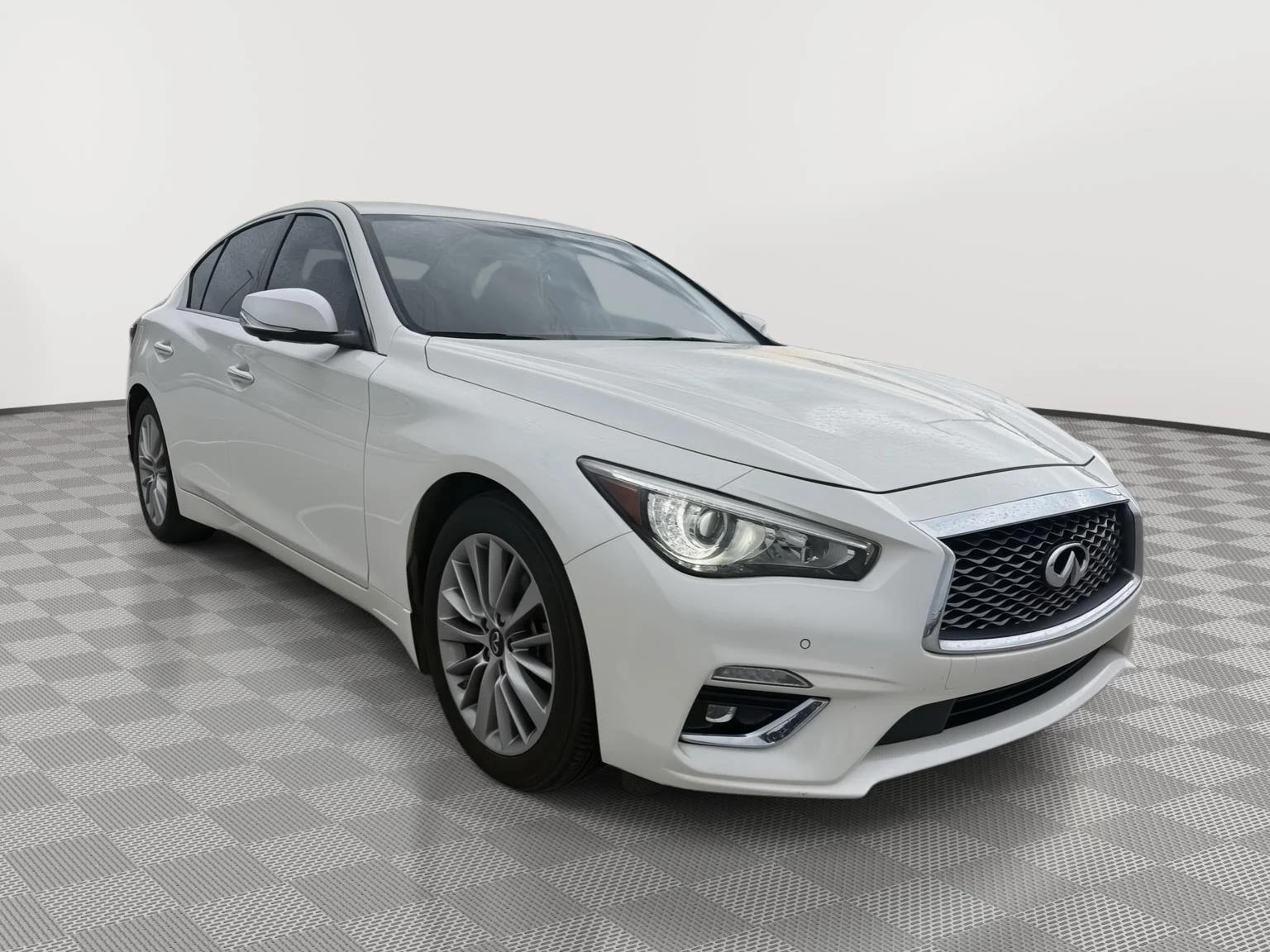 Used 2022 Majestic White INFINITI LUXE image 1