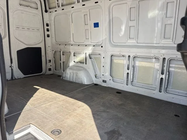 Used 2022  Mercedes-Benz Cargo 144 WB image 18