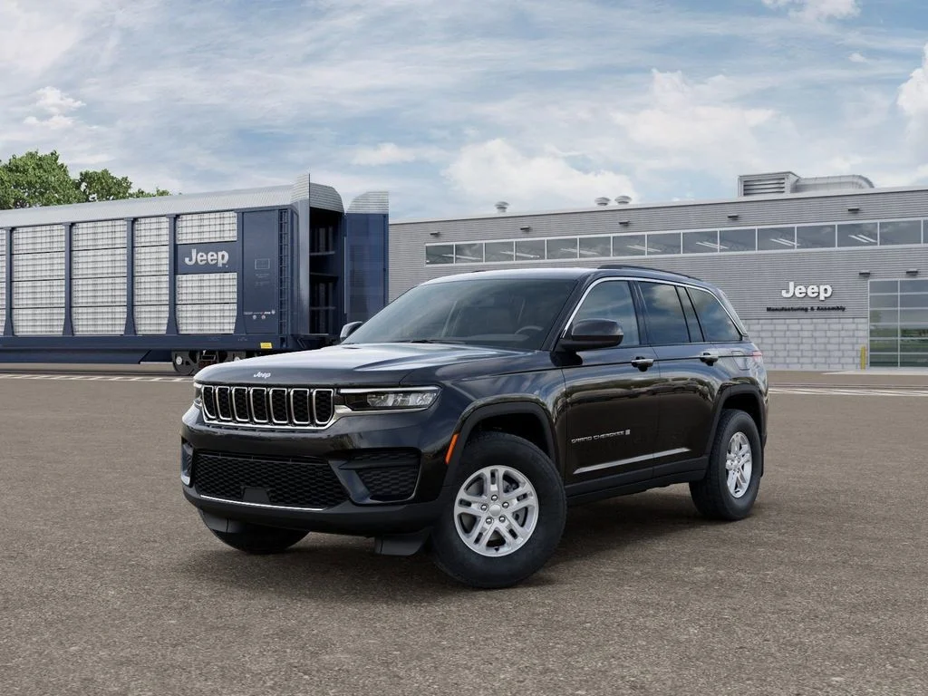 Used 2025 Black Jeep Laredo image 1