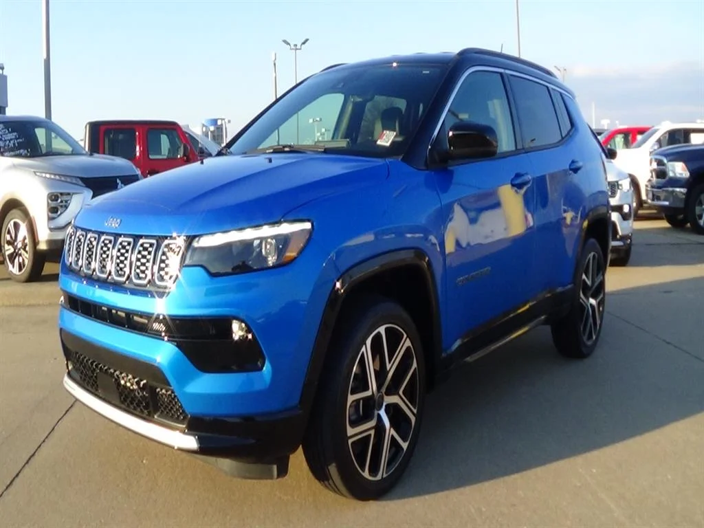 Used 2025 Hydro Blue Pearl Coat (pbj) Jeep Limited image 2