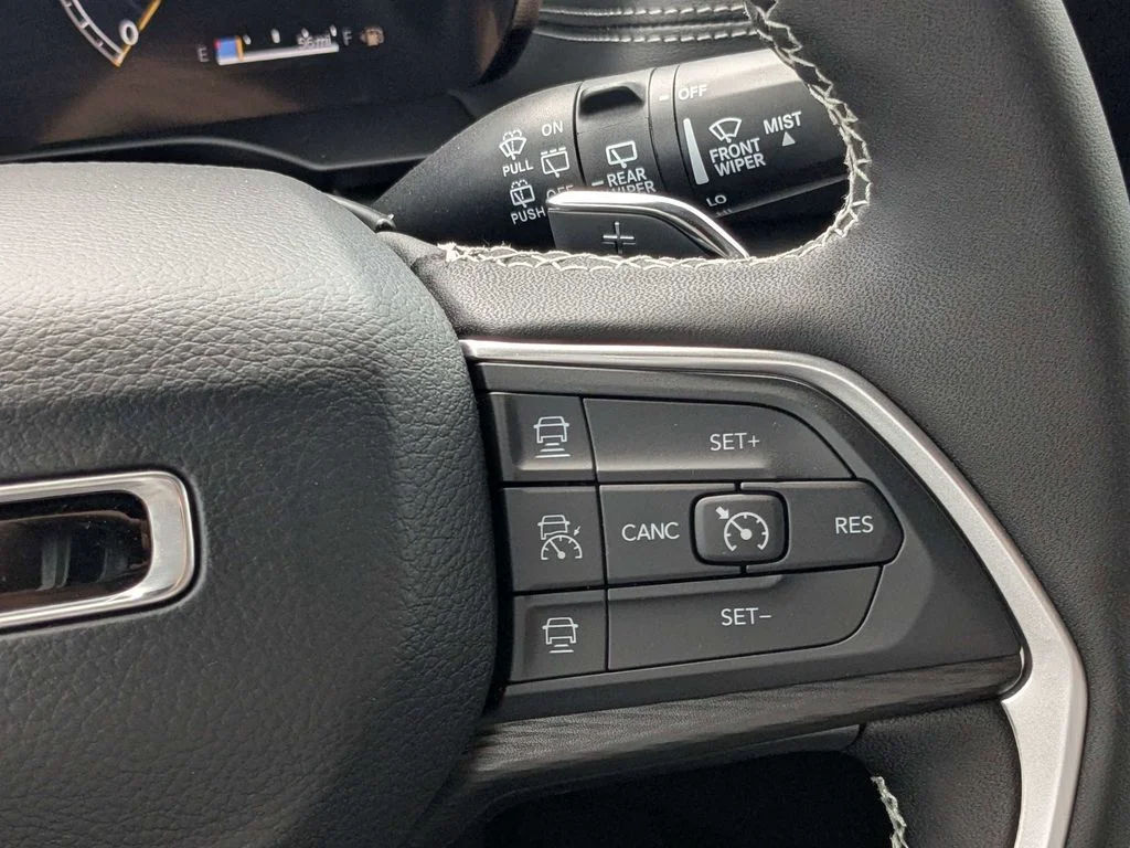New 2026 Diamond Black Crystal Pearlcoat Jeep Laredo image 25