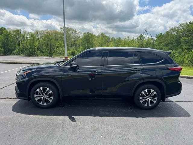 Used 2021 Midnight Black Metallic Toyota XLE image 6