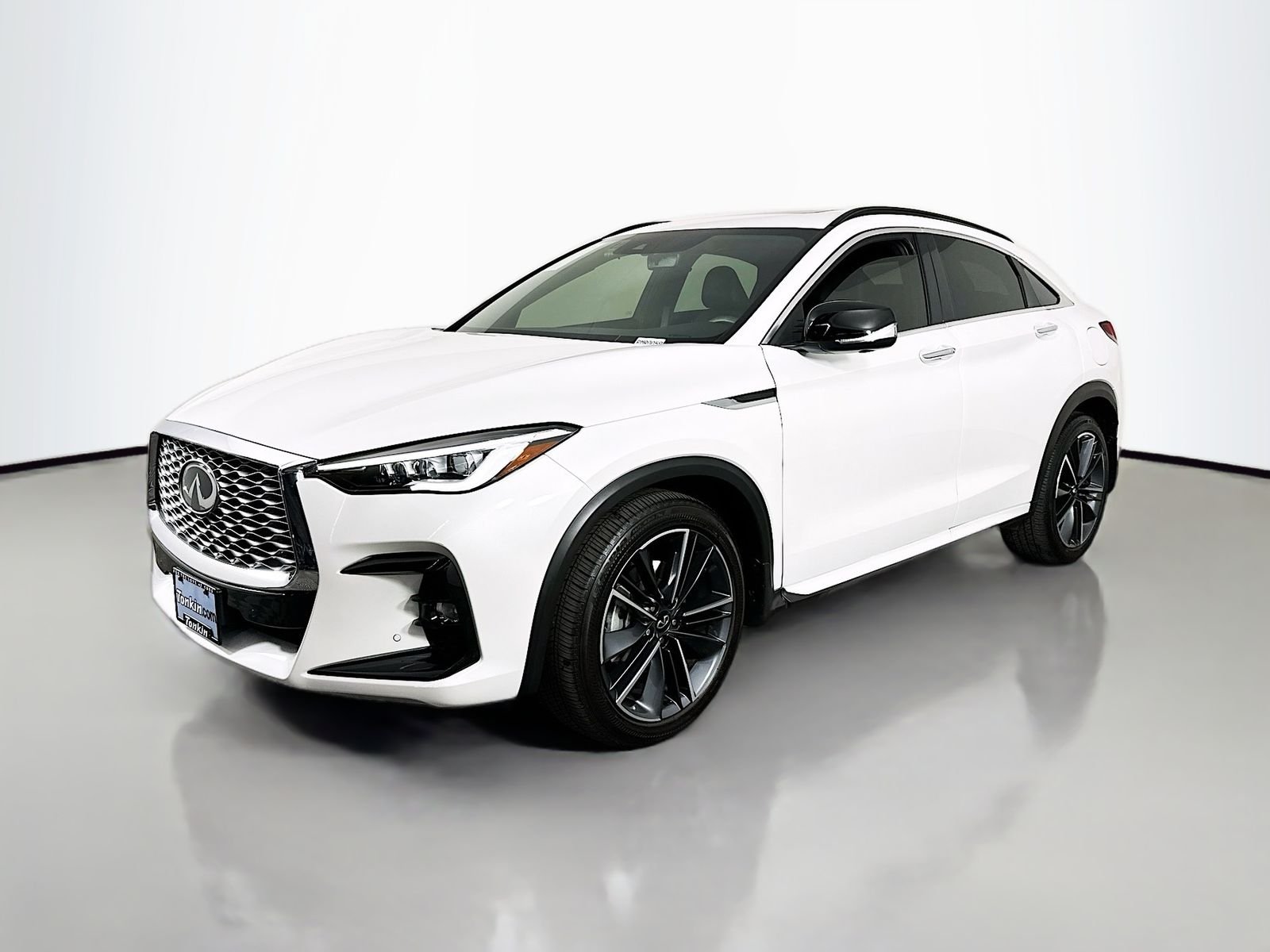Used 2025 Radiant White INFINITI ESSENTIAL image 2