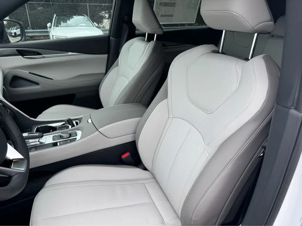 New 2027 RADIANT WHITE INFINITI Luxe AWD image 8