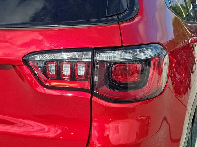 New 2026 Red Hot Pearl-Coat Exterior Paint Jeep Latitude image 8