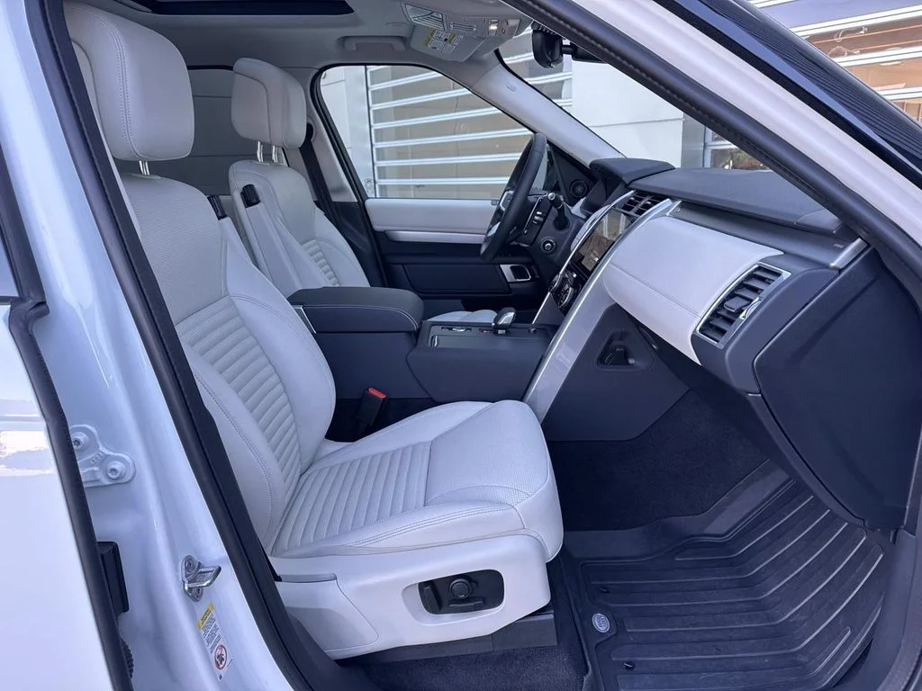 Certified Used 2025 White Land Rover Dynamic SE image 9