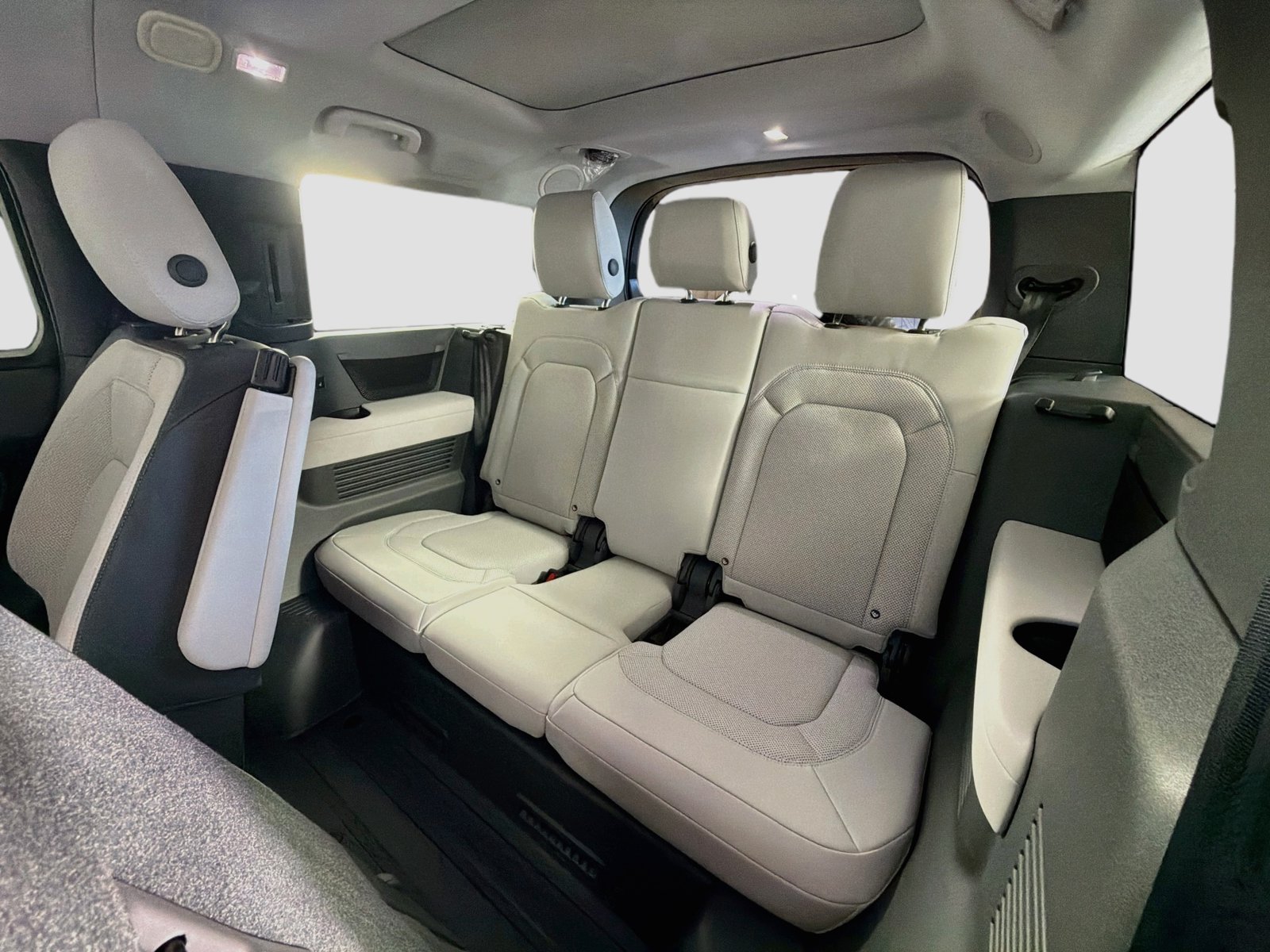 Certified Used 2025 Carpathian Gray Premium Metallic Land Rover X-Dynamic SE image 27