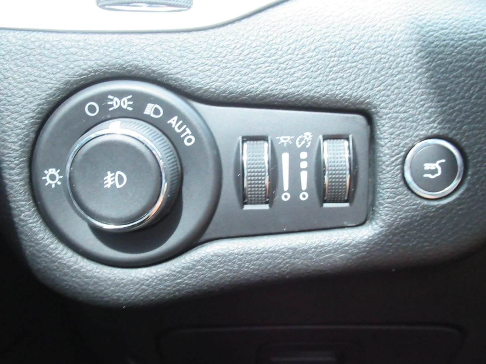 Used 2018 White Jeep Latitude Plus image 23