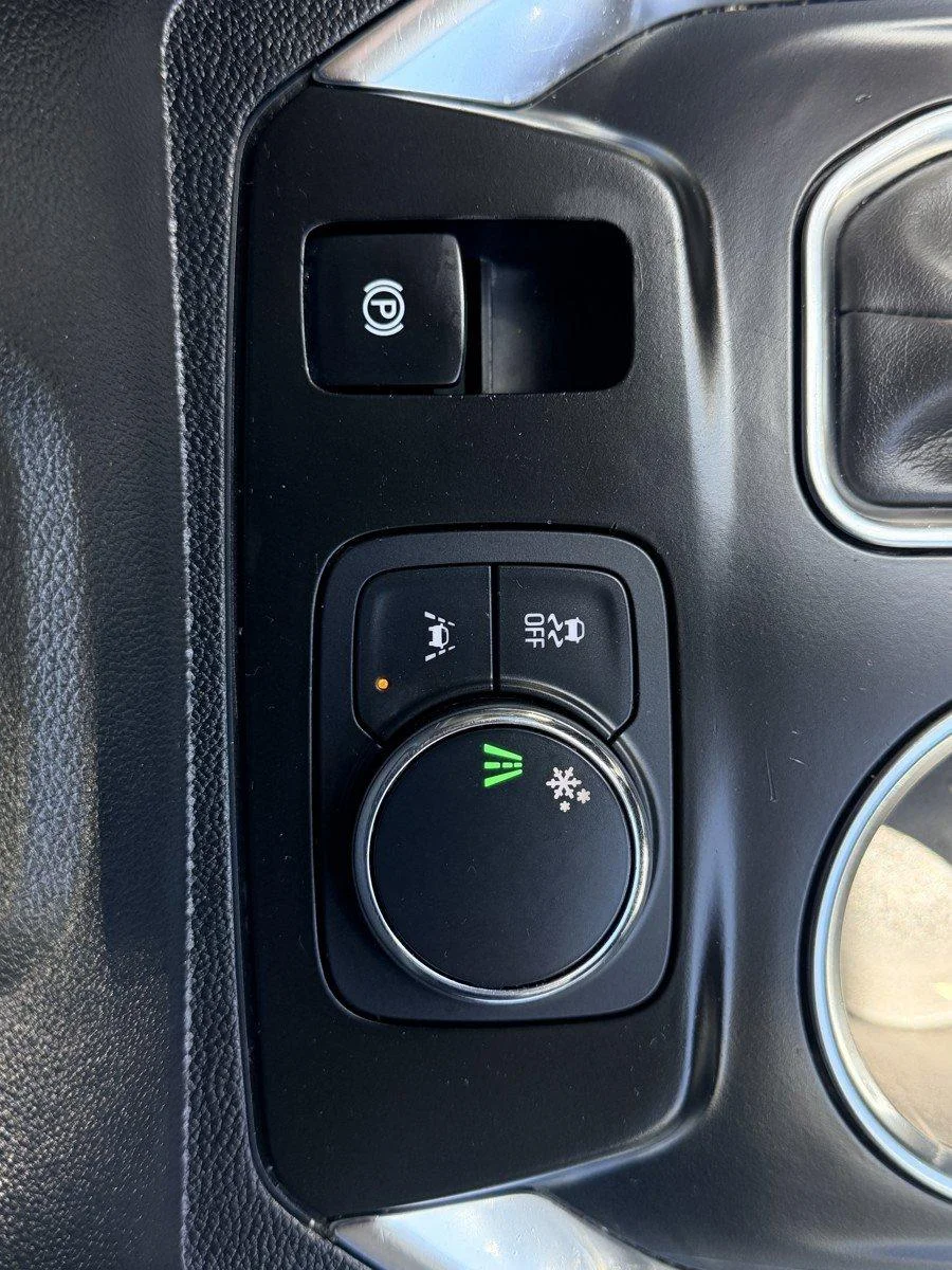 Used 2021 SUMMIT WHITE Chevrolet LT Cloth image 22