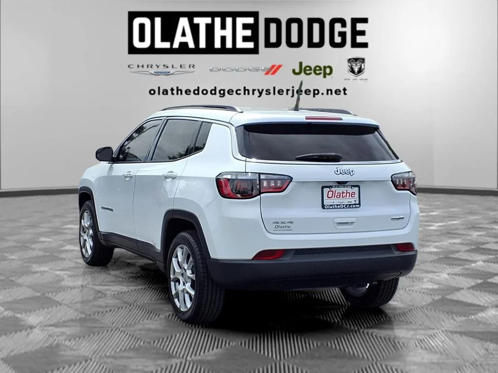 Certified Used 2022 White Jeep Latitude Lux image 3