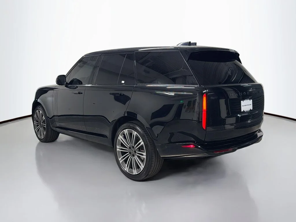 Used 2025  Land Rover SE image 3