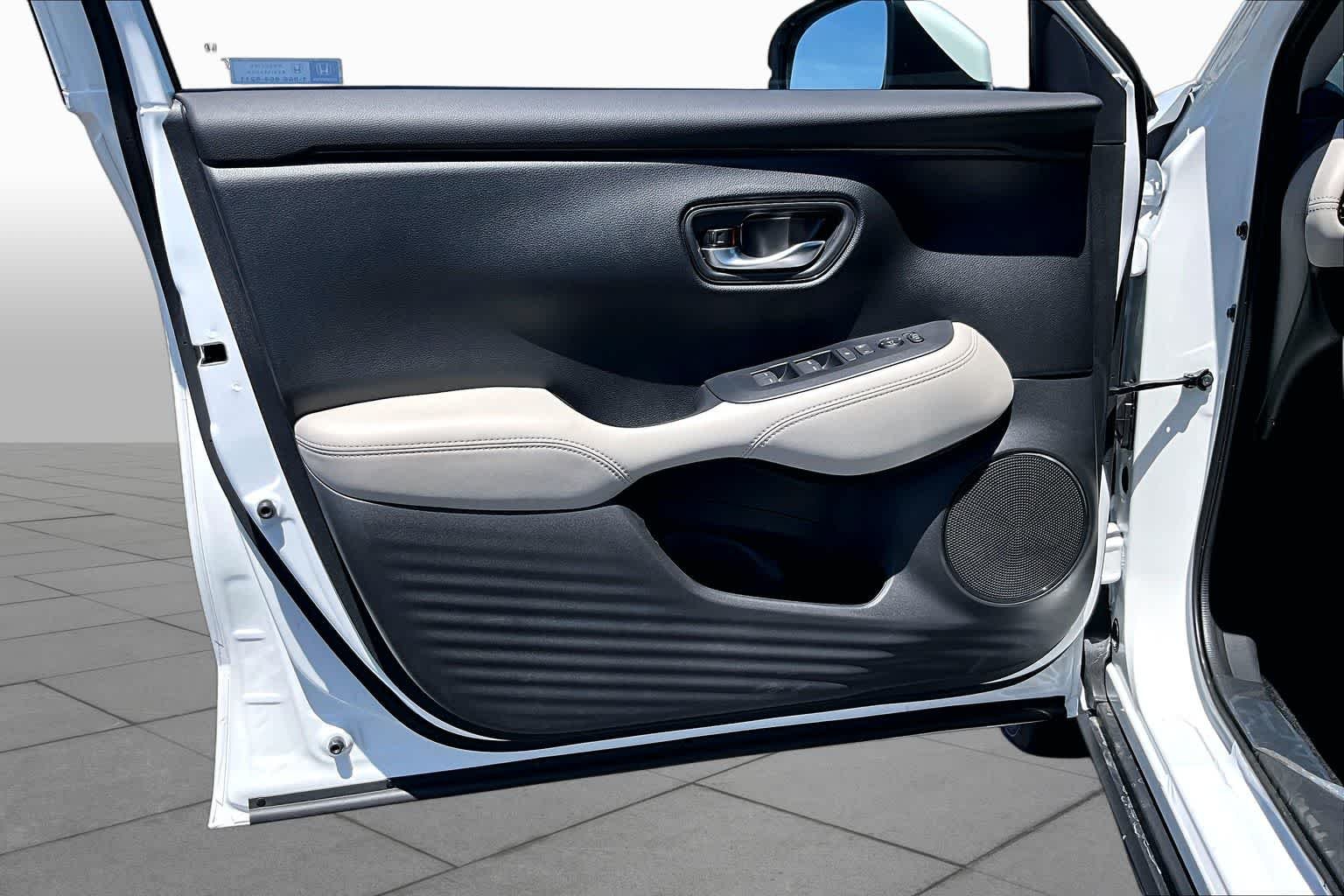 New 2027 Platinum White Pearl Honda LX image 10