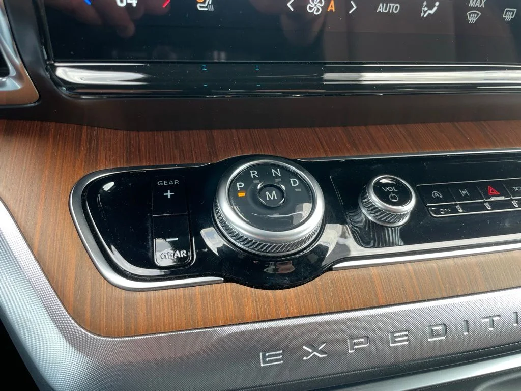 Used 2025 Black Metallic Ford King Ranch image 13