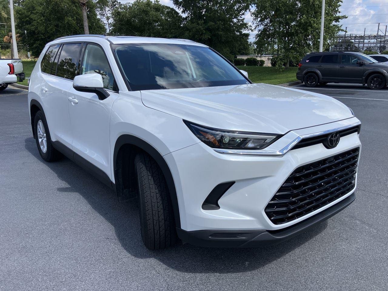 Used 2024 White (Wind Chill Pearl) Toyota XLE AWD image 7