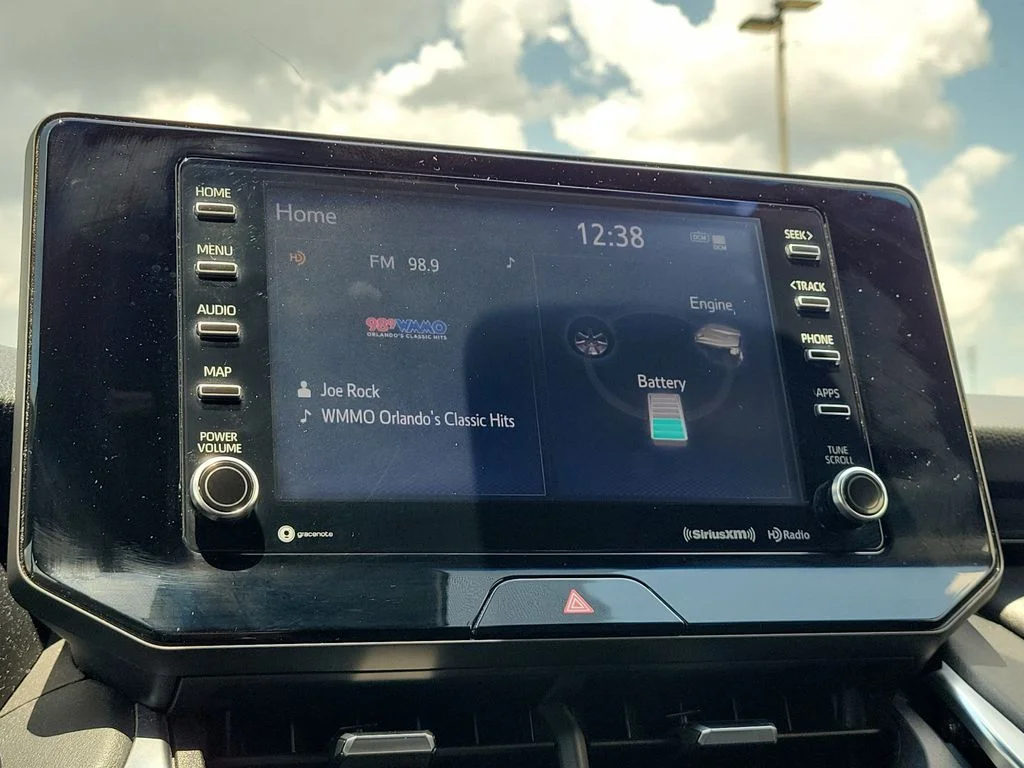 Used 2021 White Toyota XLE image 21