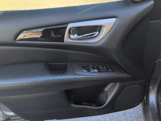 Used 2020  Nissan SV image 18