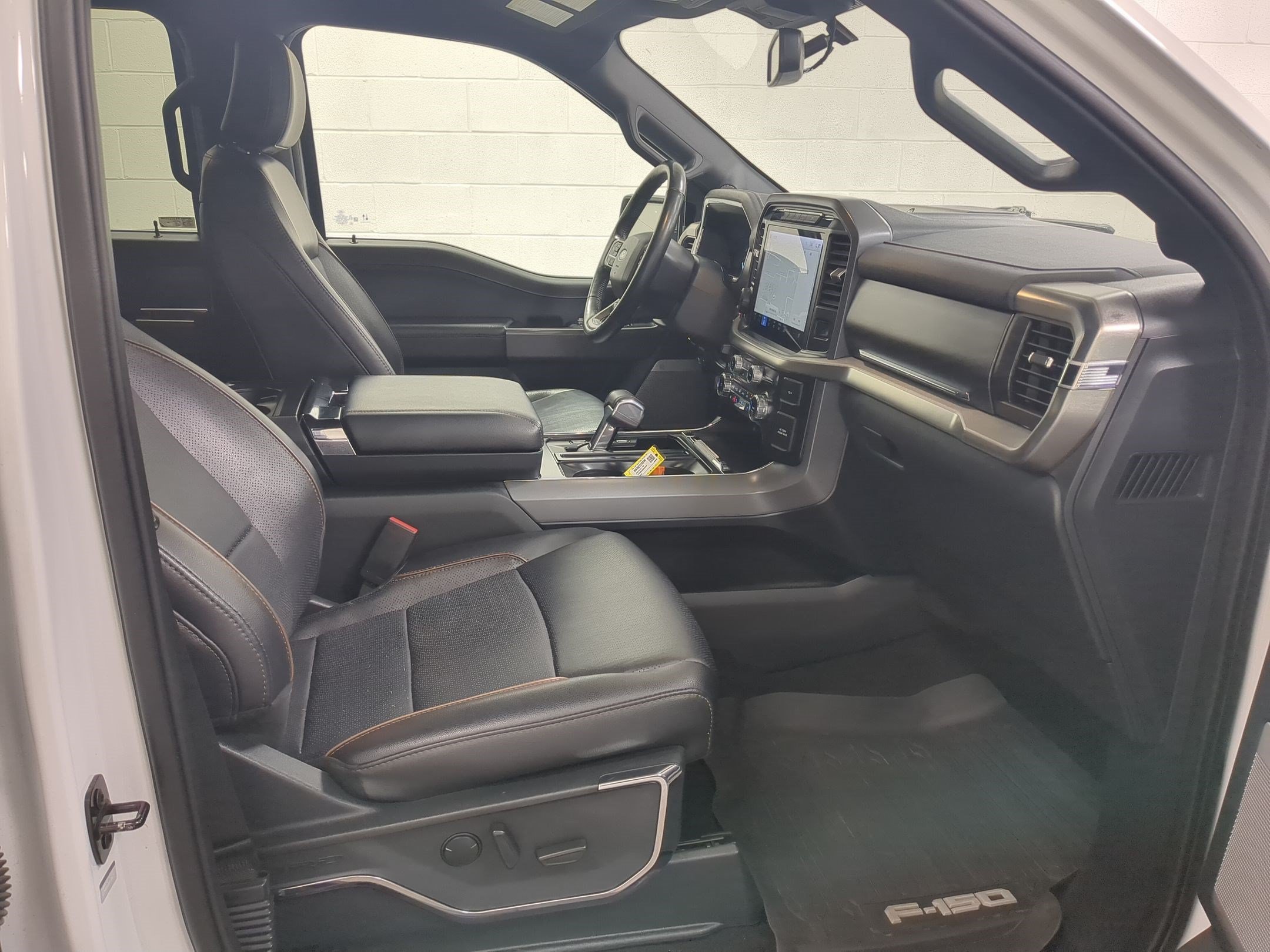 Used 2024 Oxford White Ford LARIAT image 32