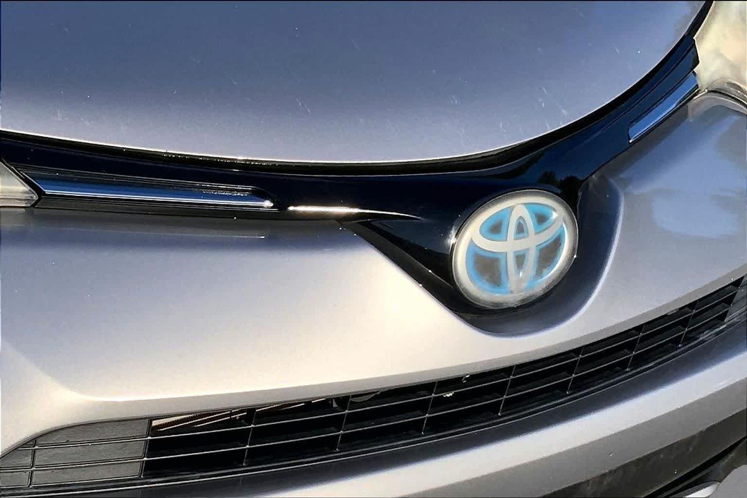 Used 2018 Silver Sky Metallic Toyota Hybrid XLE image 29
