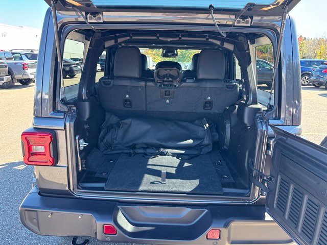 Used 2026 Granite Crystal Metallic Clearcoat Jeep Sahara image 9