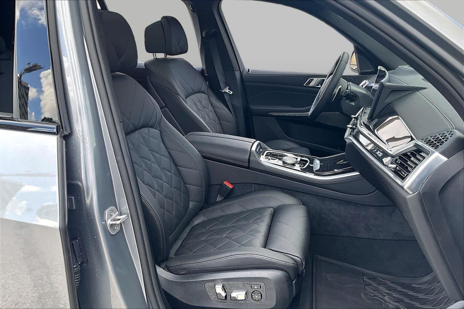 Used 2026 Skyscraper Grey Metallic BMW xDrive40i image 8