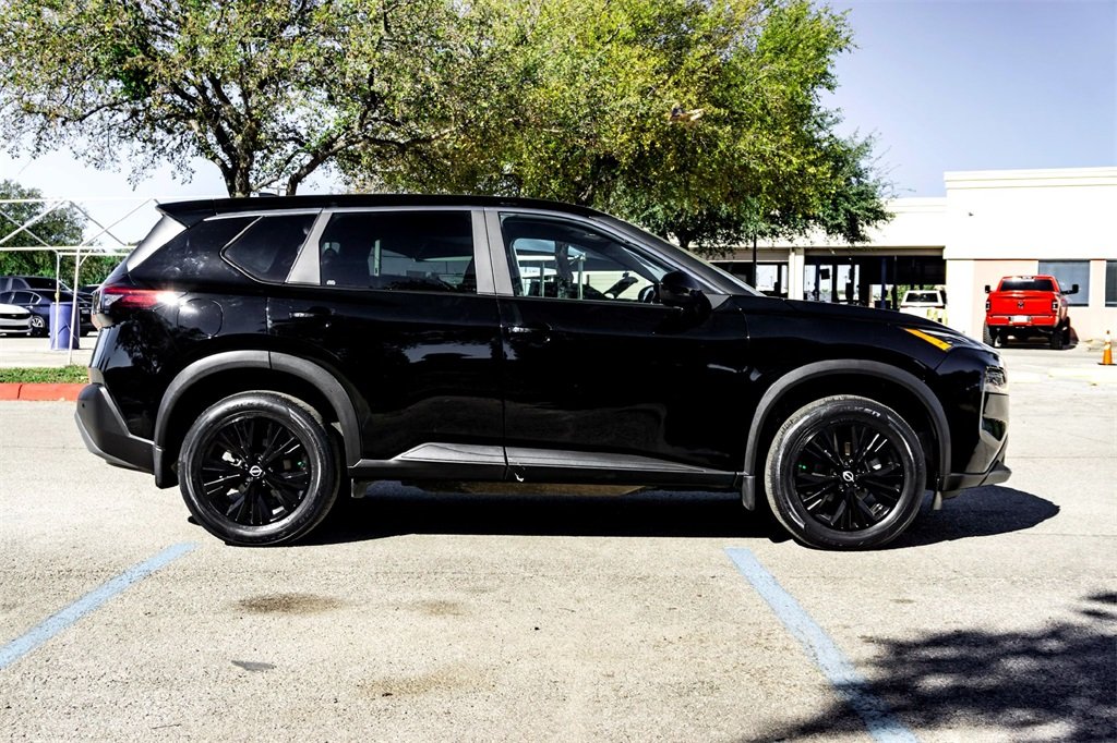 2022 Nissan Rogue SV photo 3