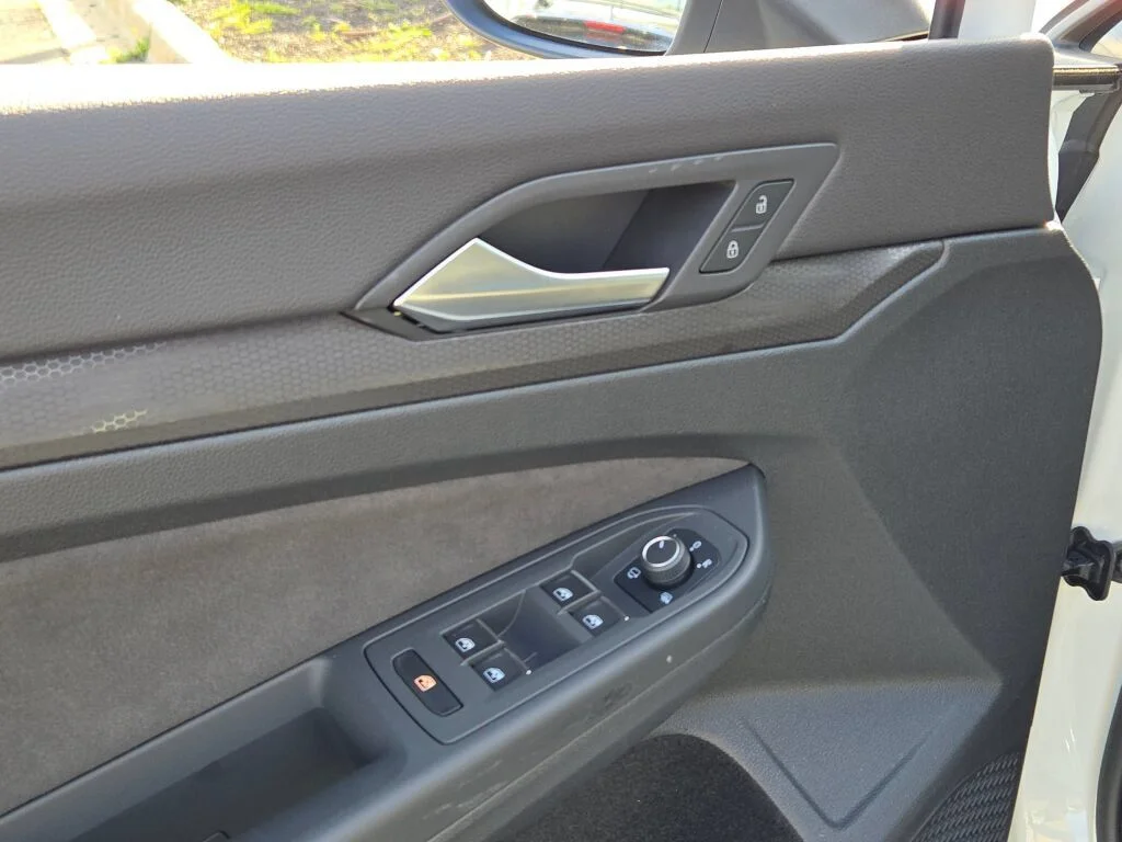 Used 2024  Volkswagen S image 19