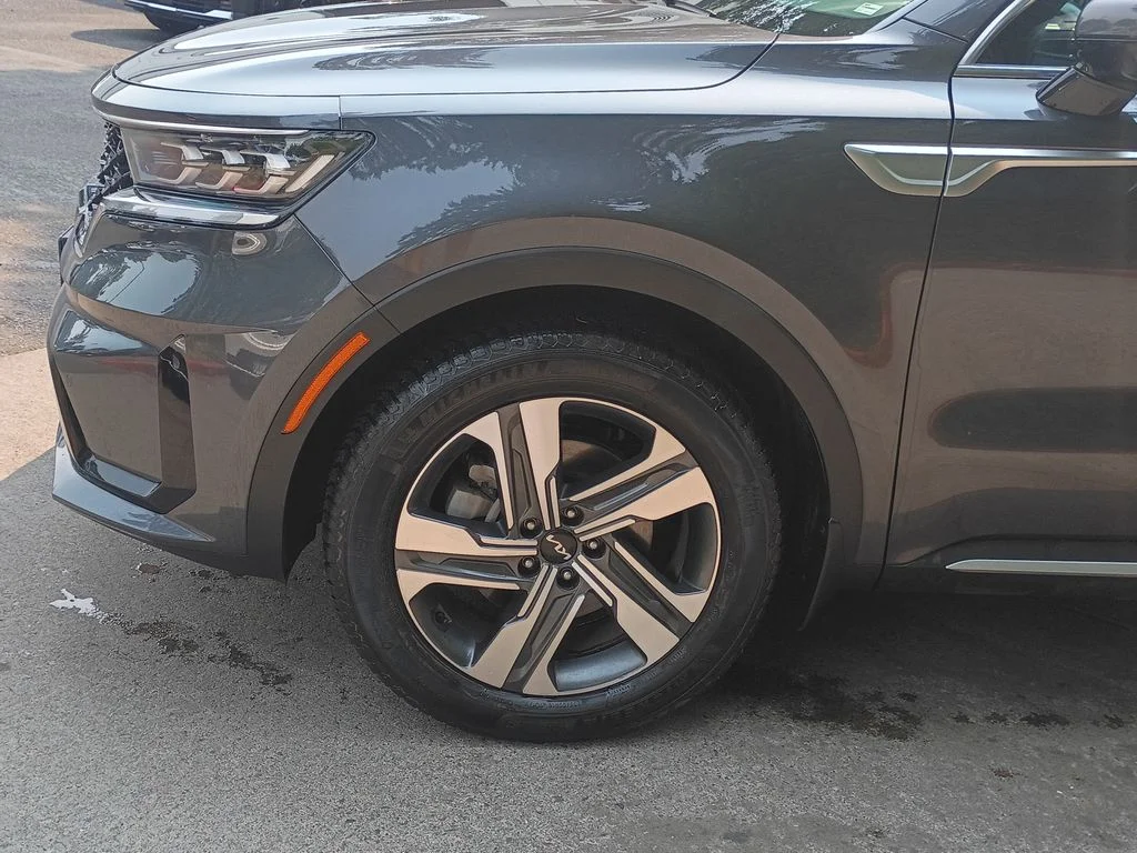 Used 2023 Platinum Graphite Kia SX Prestige image 9