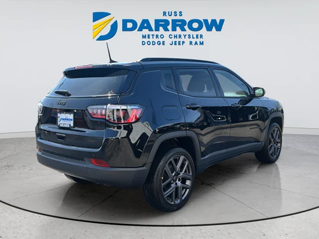 New 2026 Diamond Black Crystal Pearl-Coat Exterior Paint Jeep Limited image 5
