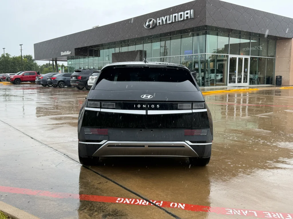 Used 2023 Abyss Black Hyundai SEL image 5