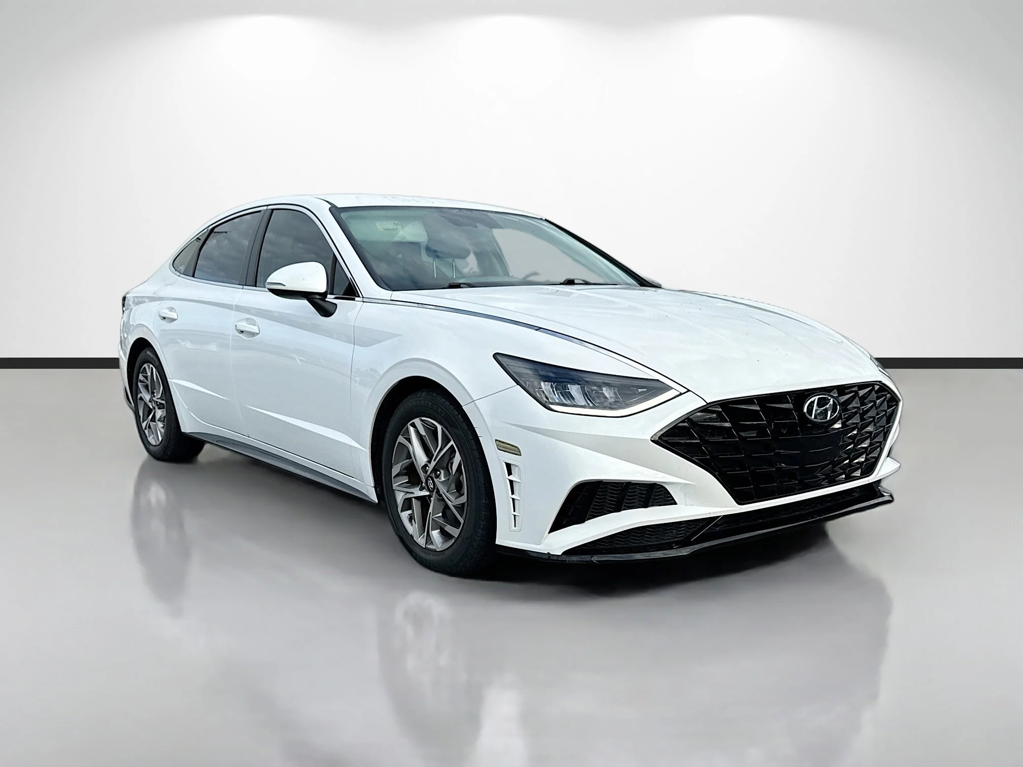 Used 2021 Quartz White Hyundai SEL image 1