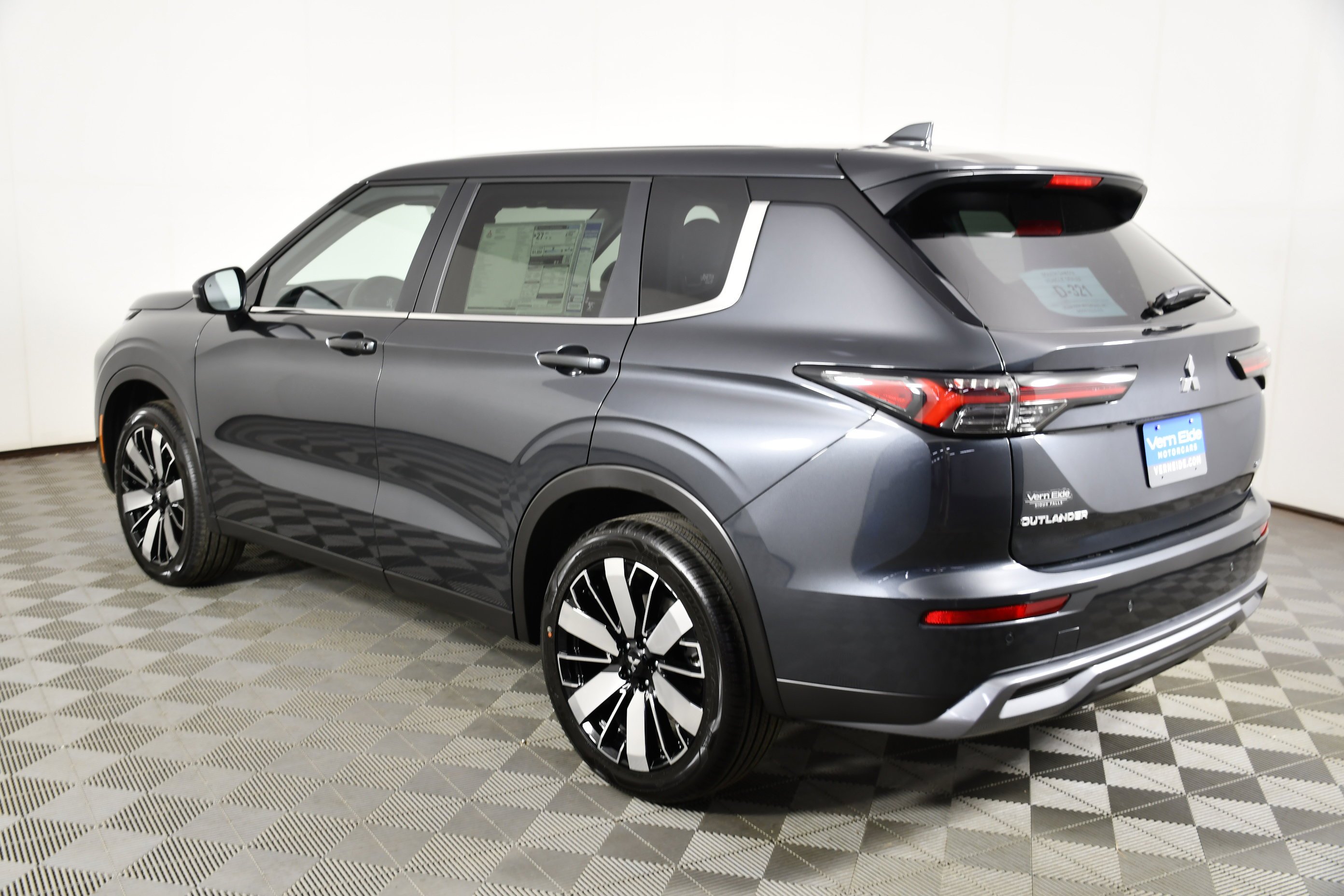 New 2026 Graphite Gray Mitsubishi SE image 8