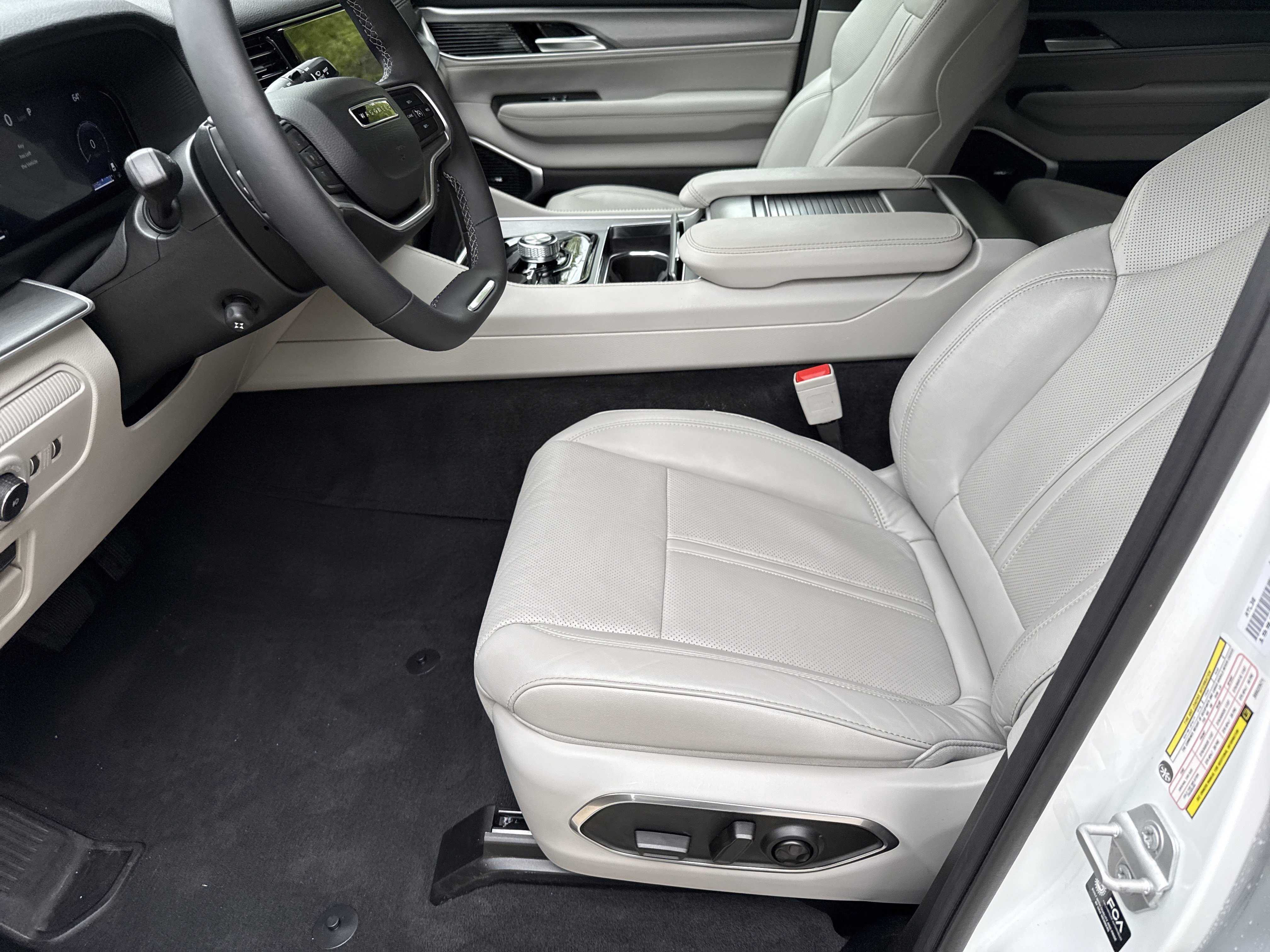 Used 2025 Bright White Clearcoat Jeep Base image 9