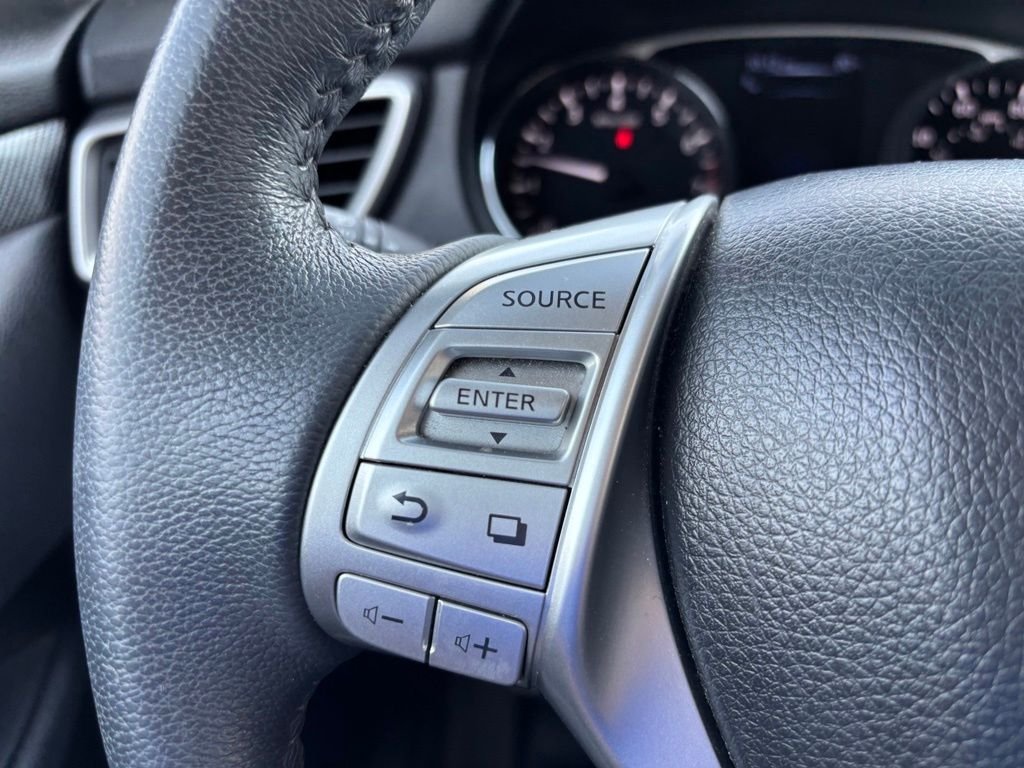 Used 2015 Brilliant Silver Nissan SL image 12