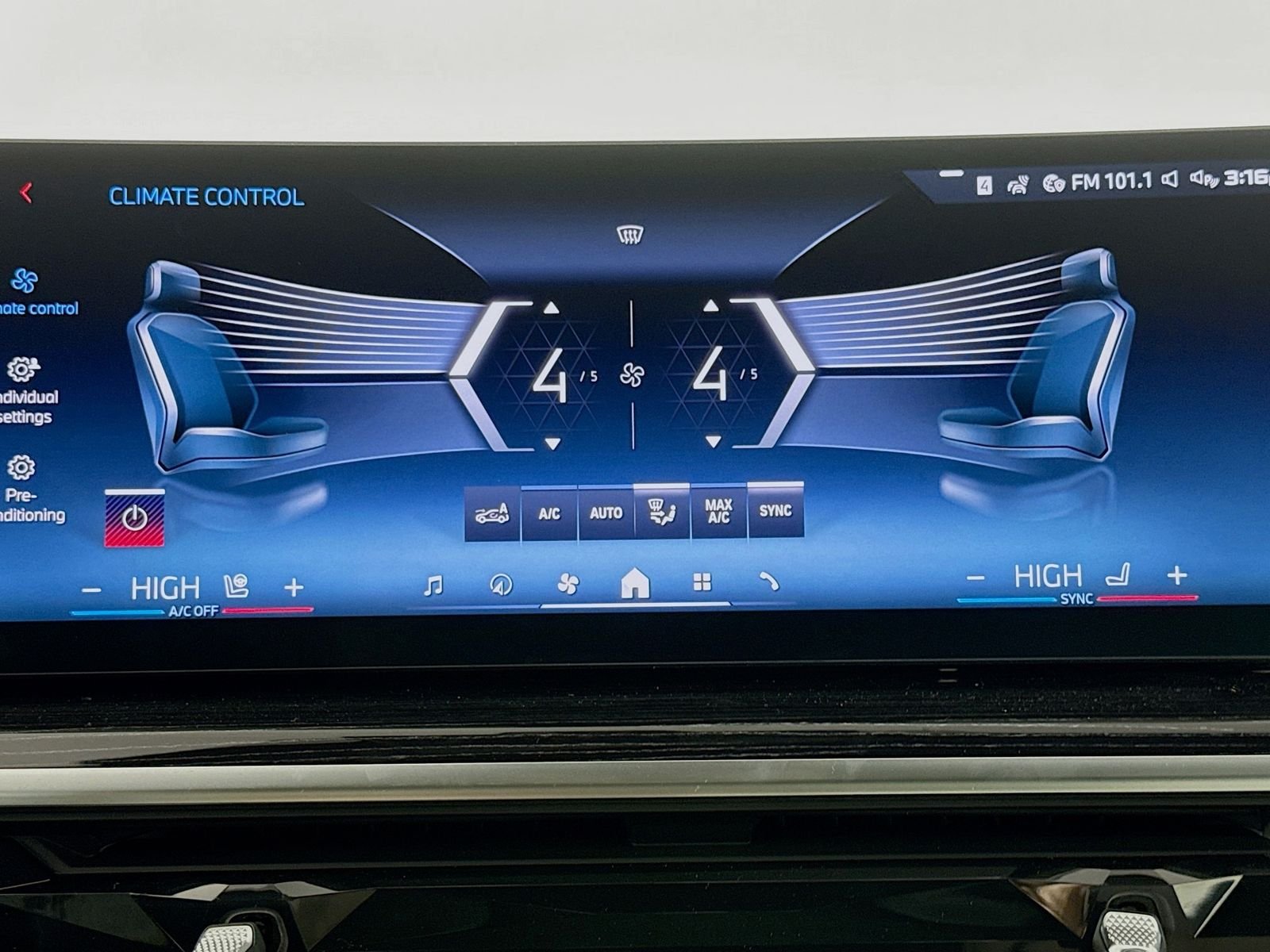 2026 BMW X5 M60i - Photo 16