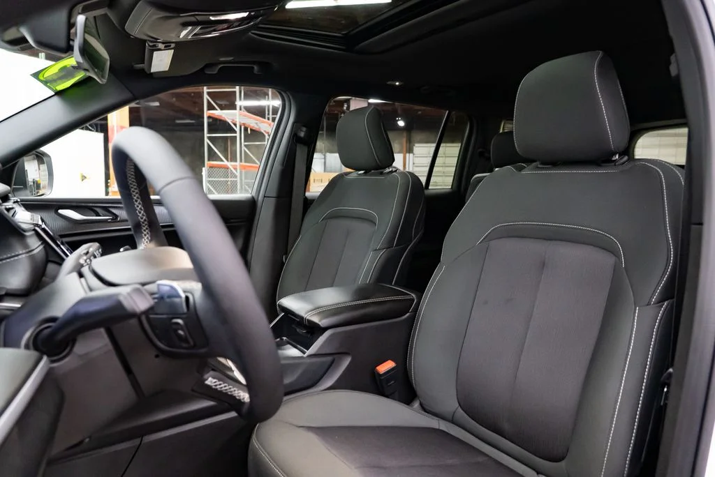 Used 2025 White Jeep Laredo image 24