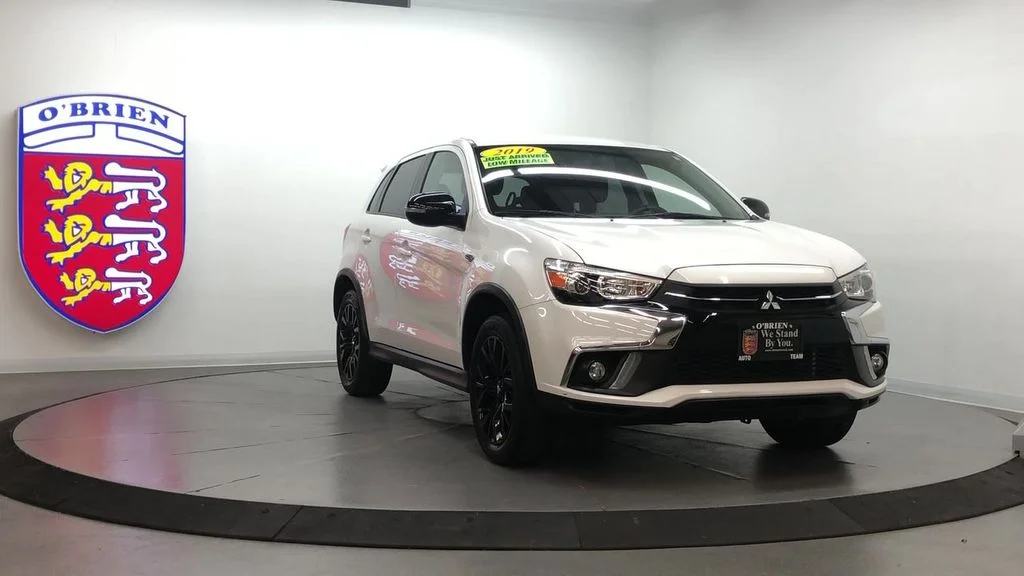 Used 2019 Pearl White Mitsubishi  image 6
