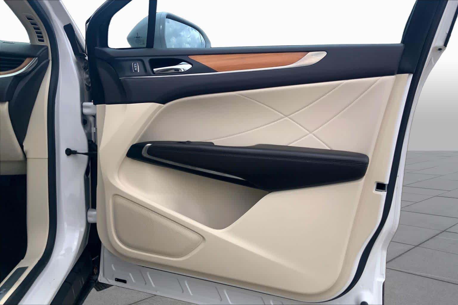 Used 2016 White Platinum Metallic Tri-Coat Lincoln Reserve image 22