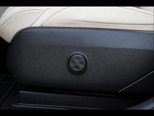 Used 2023  Mercedes-Benz GLC 300 4MATIC® image 13