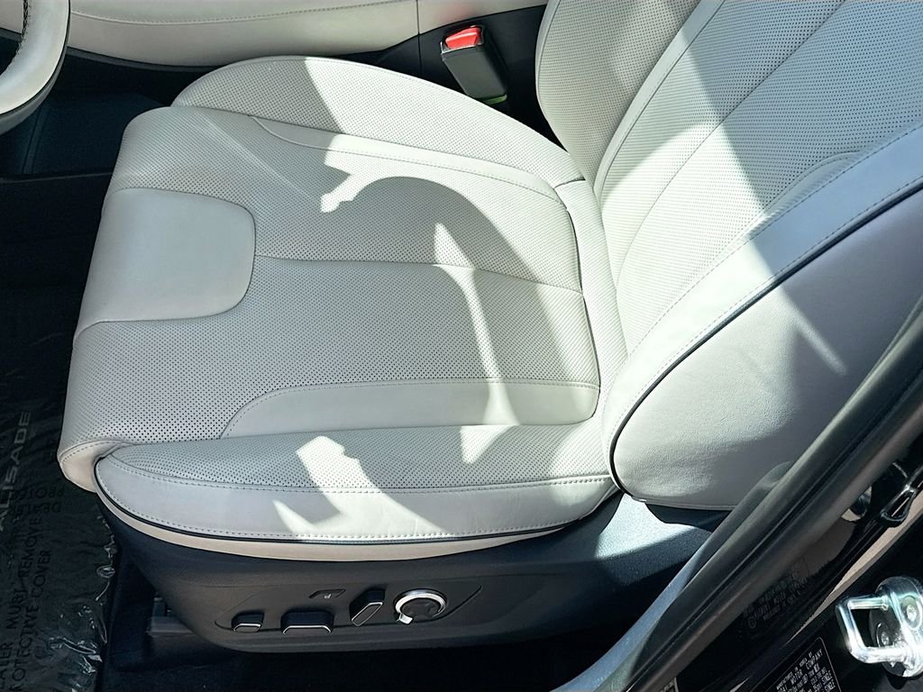 Used 2023 White Hyundai Calligraphy image 22