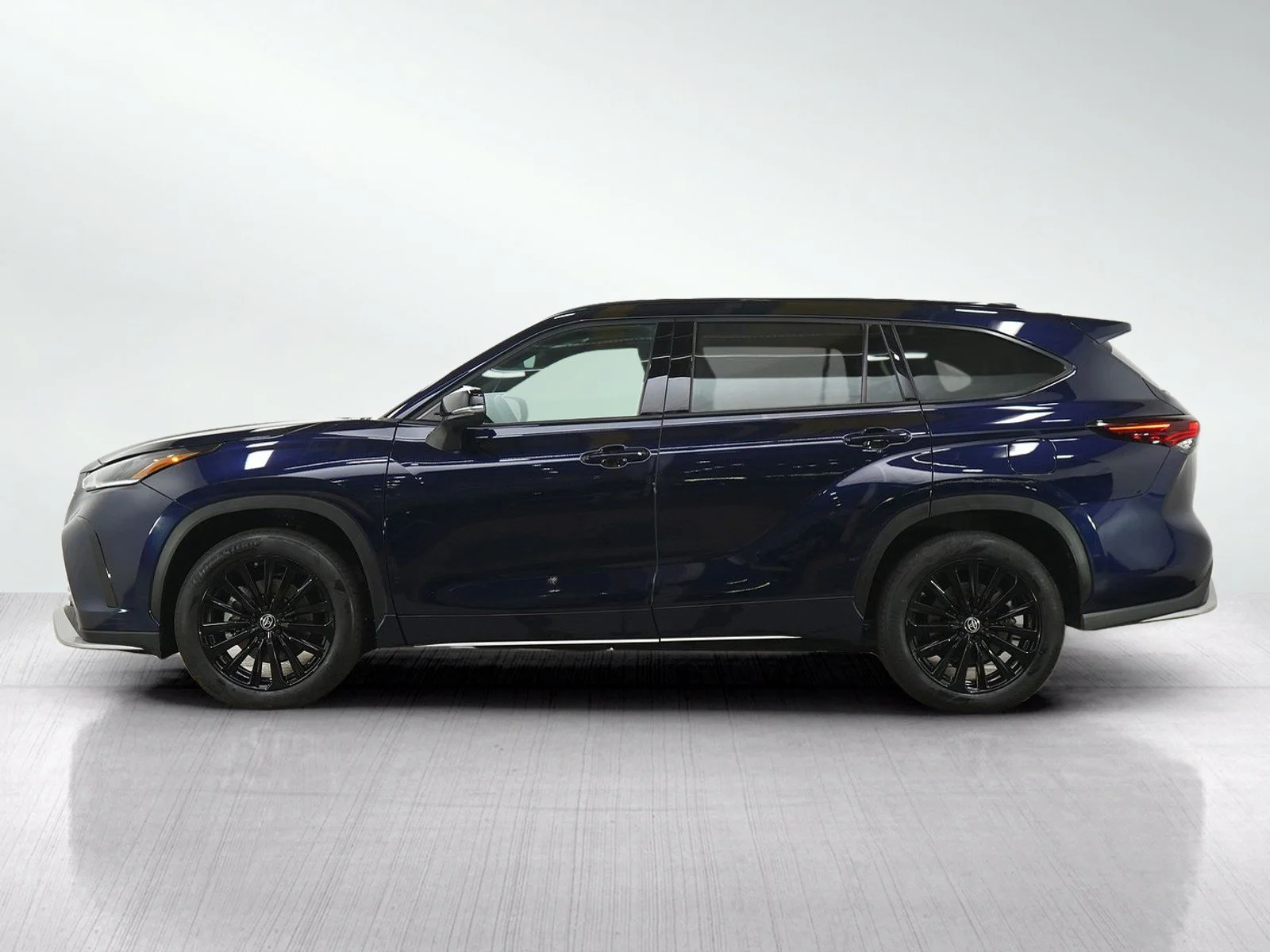 Used 2025 Toyota Highlander XSE with VIN 5TDKDRBH7SS576379 for sale in Burnsville, Minnesota