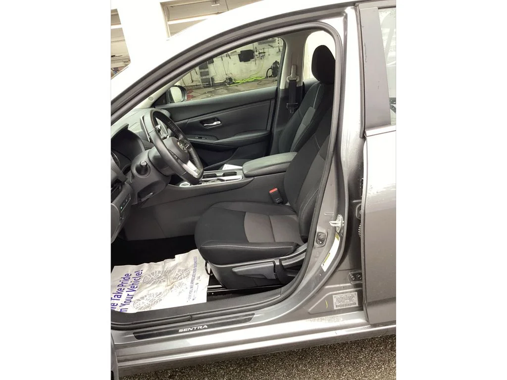 Used 2022 Gray Nissan SV image 9
