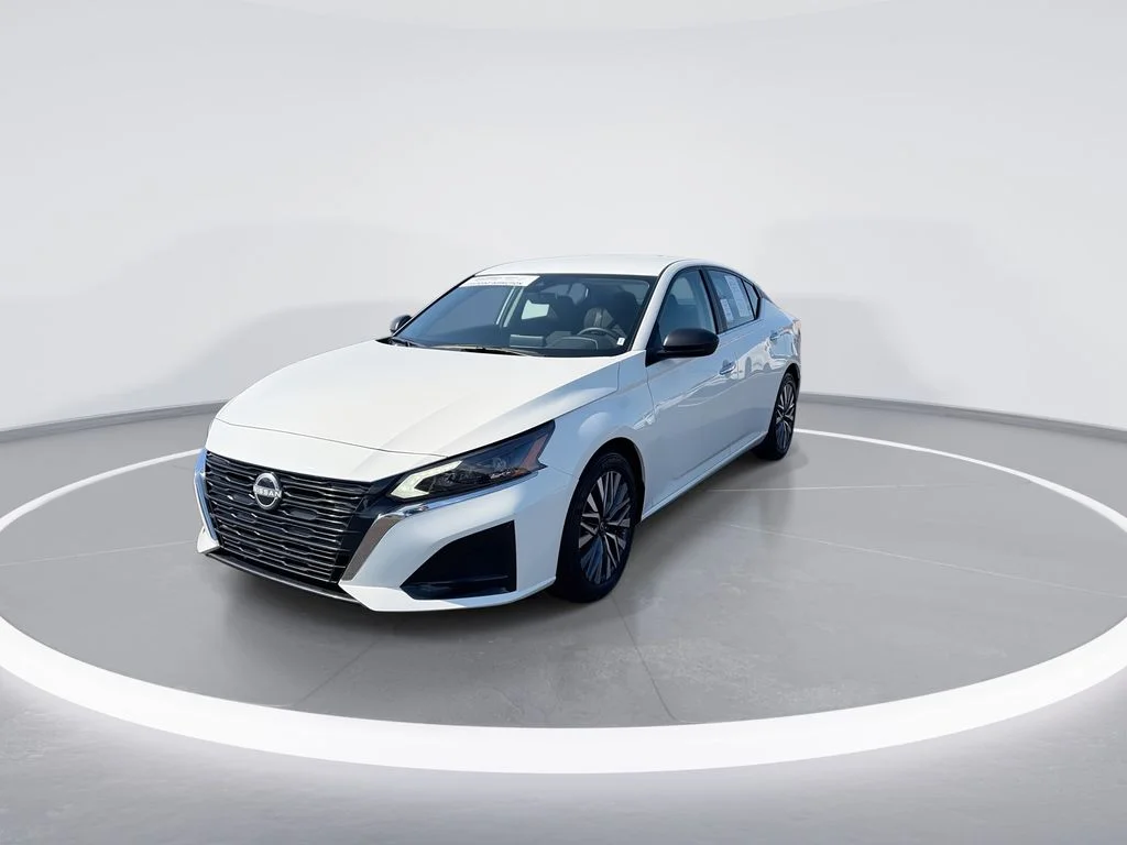 Used 2025 White Nissan 2.5 SV image 4