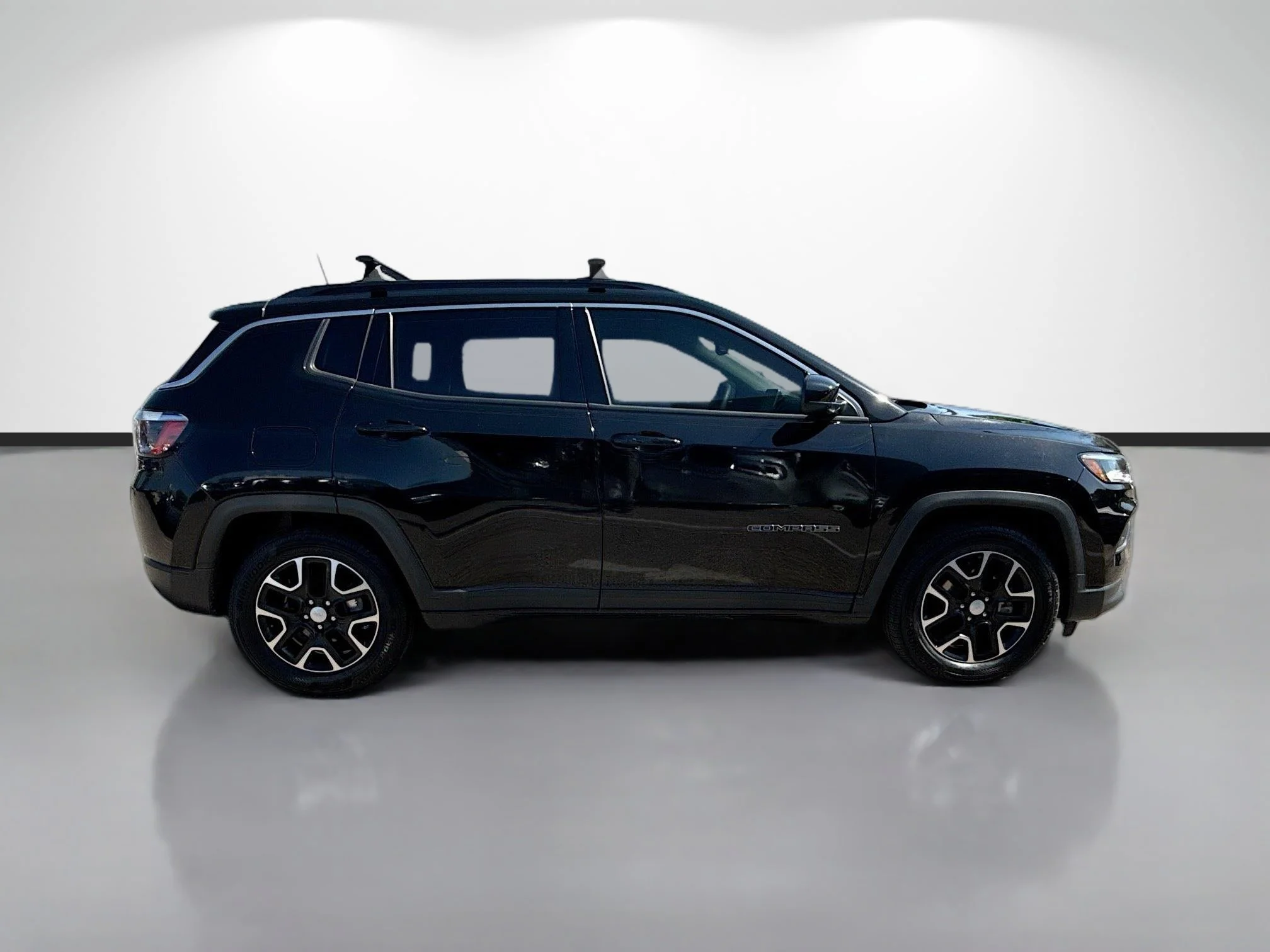 Used 2022 Diamond Black Crystal Pearlcoat Jeep Latitude image 2