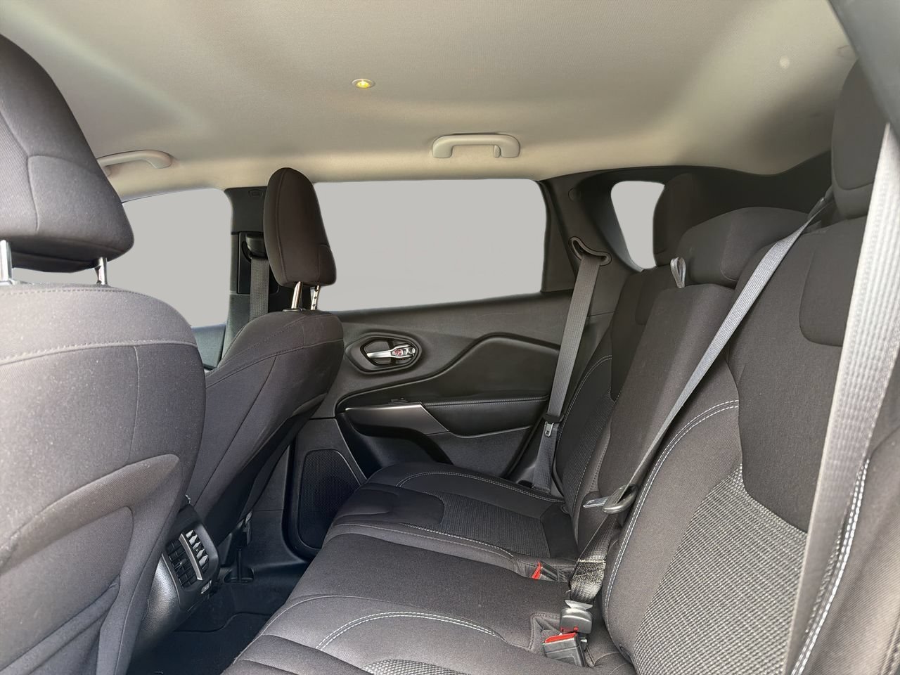 Used 2020 Diamond Black Crystal Pearlcoat Jeep Latitude image 16