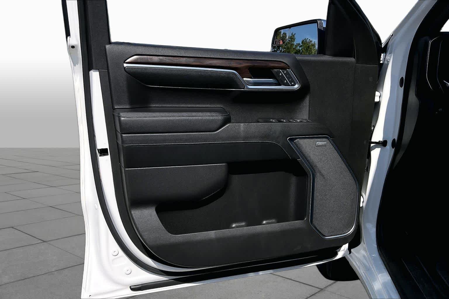 Used 2024 White Frost Tricoat GMC SLT image 21