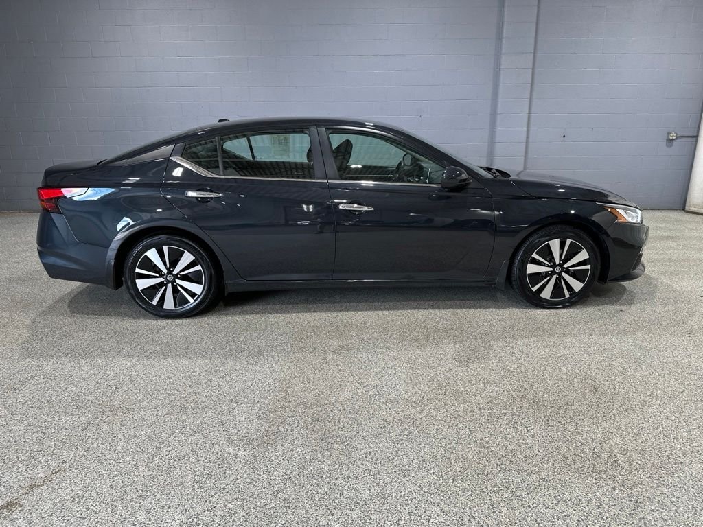 Used 2022 Blue Metallic Nissan 2.5 SV image 2
