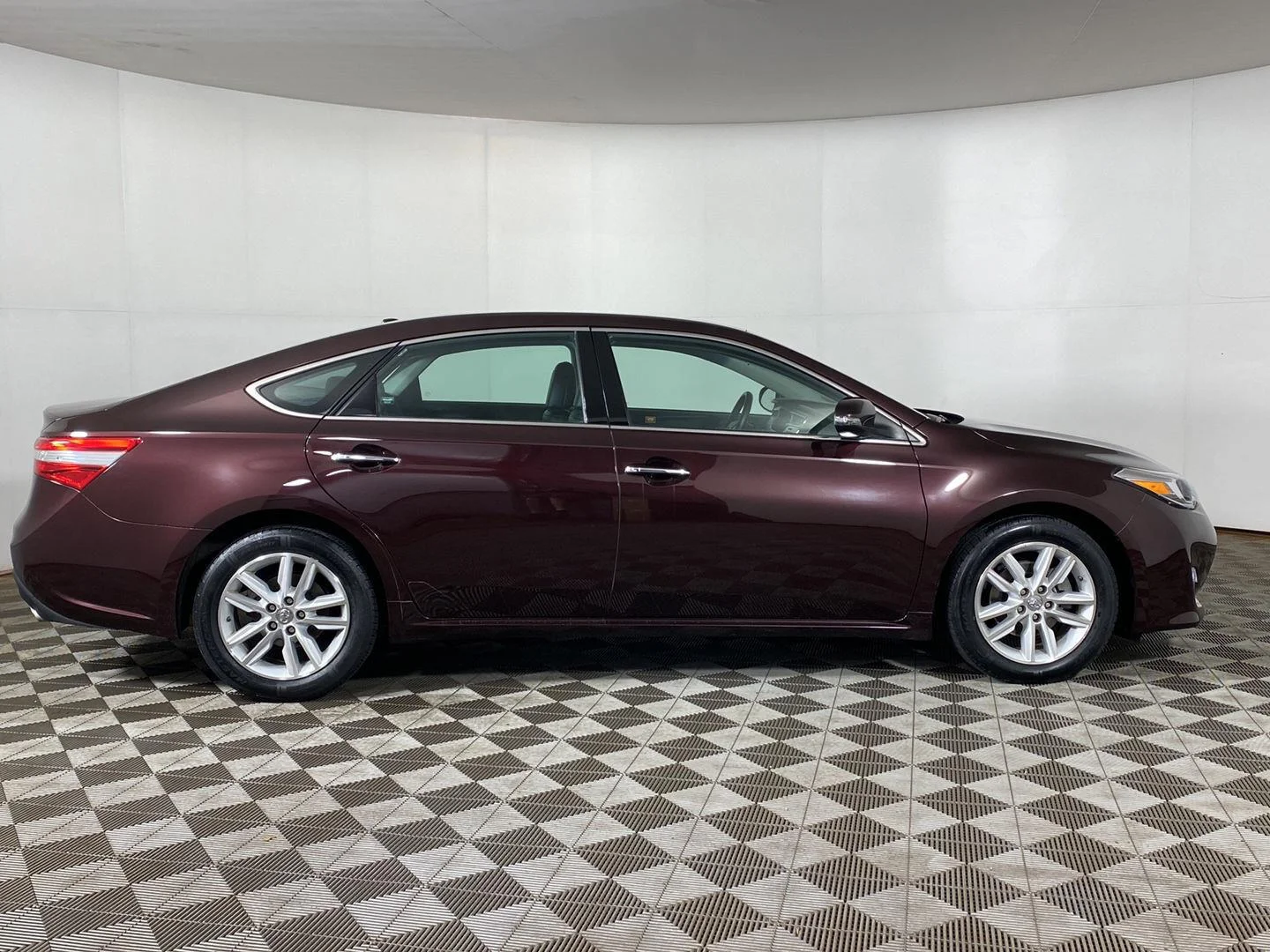 Used 2015 Sizzling Crimson Mica Toyota XLE image 22